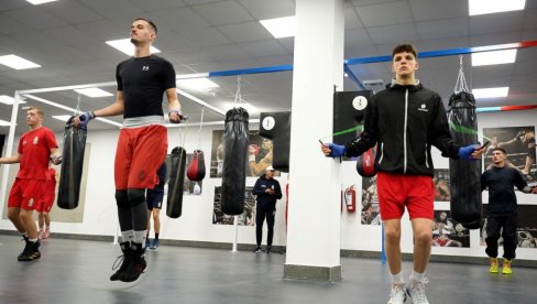 LOZNICA NA LAGATORU UGOSTILA NAJBOLJE BOKSERE: Reprezentativci i gosti iz komšiluka