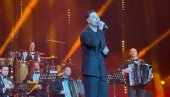 NAJMLAĐI PEVAČ OTVORIO KONCERT U ČAST ŠABANA ŠAULIĆA: Nermin Handžić dočekan ovacijama