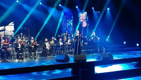 OSTAVIO NAM JE MUZIKU KOJA ĆE ŽIVETI VEČNO: Ilda Šaulić razgalila publiku izvedbama Šabanovih hitova (FOTO)
