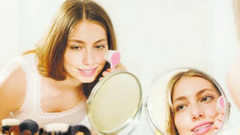 КОЖА СА АКНАМА МОРА ПОСВЕЋЕНО ДА СЕ НЕГУЈЕ: Тинејџери, не занемарујте ових 7 савета