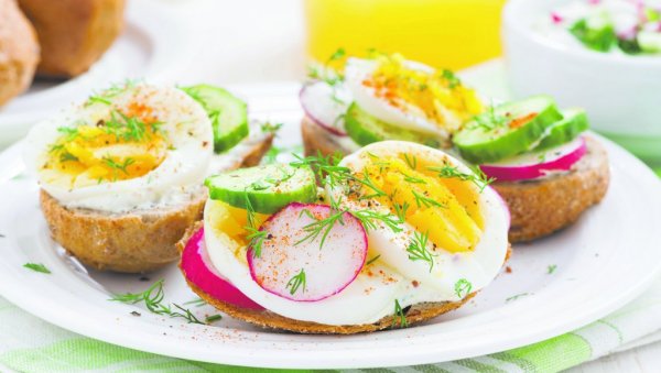 ХОЋЕТЕ ДА СМРШАТЕ: Једите и бели хлеб, али пазите са чим (ЈЕЛОВНИК)