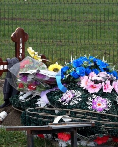 НИ МРТВИМ СРБИМА НЕ ДАЈУ МИРА! Поново оскрнављен гроб Ивице Талића на гробљу у Скуланеву - Душмани склонили српску заставу! (ФОТО)