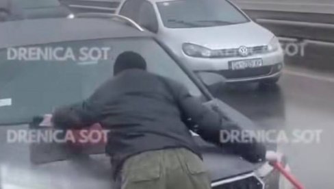 ŠIPTARSKO IŽIVLJAVANJE NAD SRBIMA KOD GLOGOVCA: Zastavu tzv. OVK okačili na haubu automobila sa srpskim tablicama - Nasred puta! (VIDEO)