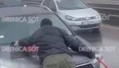 ŠIPTARSKO IŽIVLJAVANJE NAD SRBIMA KOD GLOGOVCA: Zastavu tzv. OVK okačili na haubu automobila sa srpskim tablicama - Nasred puta! (VIDEO)