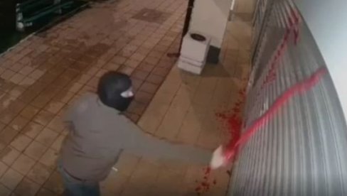 BLOKADERSKI VANDALI UDARAJU PONOVO: Uništili prostorije SNS (VIDEO)