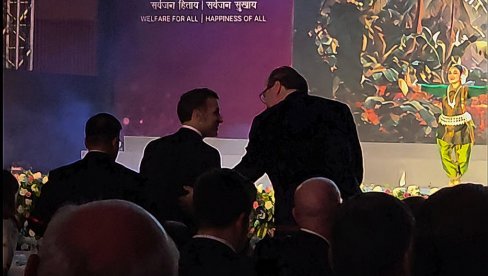 VUČIĆ SEDI PORED MAKRONA NA VEČERI KOJU MODI ORGANIZUJE (VIDEO)