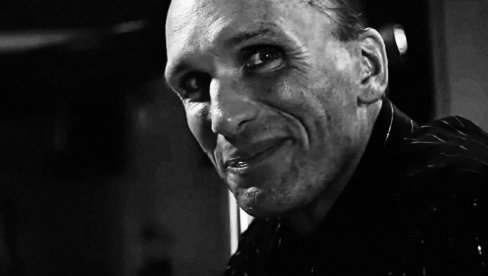 ОТКРИВЕН УЗРОК СМРТИ СЛАВНОГ ГЛУМЦА: Пре 2 месеца пронађен мртав у свом стану - полиција објавила језиве детаље