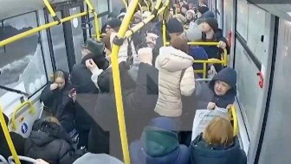 (УЗНЕМИРУЈУЋИ ВИДЕО) Саобраћајни знак умало побио путнике у аутобусу