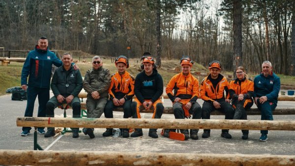 ПОГЛЕДАЈТЕ ШТА СВЕ РАДЕ С МОТОРНОМ ТЕСТЕРОМ: Ово је репрезентација Србије за „Светско првенство моторних секача 2026“ (ФОТО)