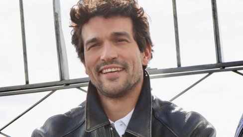 BIVŠI MANEKEN GLUMI KENEDIJEVOG SINA U HIT SERIJI, ŽENE NE MOGU DA GA SE NAGLEDAJU: Ko je Pol Entoni Keli?