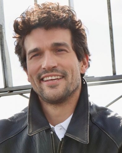 БИВШИ МАНЕКЕН ГЛУМИ КЕНЕДИЈЕВОГ СИНА У ХИТ СЕРИЈИ, ЖЕНЕ НЕ МОГУ ДА ГА СЕ НАГЛЕДАЈУ: Ко је Пол Ентони Кели?