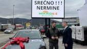 VLASNIK FIRME U SRBIJI POKLONIO RADNIKU NOVI LUKSUZAN AUTOMOBIL: Direktor nas je sve pozvao, nisam znao da je za mene