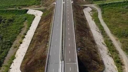 У ХРВАТСКОЈ ПОНОВО ЦВЕТА УСТАШТВО: Стаза око пута у облику слова У - Симбола усташа