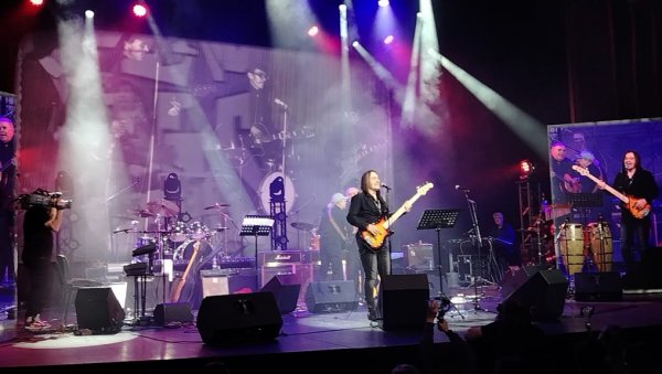 ЗА КОЈИ ЖИВОТ ТРЕБА ДА СЕ РОДИМ: Дадо Топић одржао први од два велика концерта поводом шест деценија каријере (ФОТО)