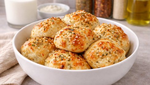 MIRISNE SIRNE POGAČICE SA BELIM LUKOM: Pufnaste i bogate proteinima