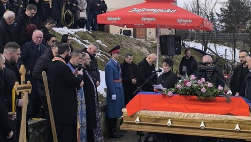 ТВОМ И НАШЕМ РАДОВАНУ ЈЕ НАЈТЕЖЕ Потресан говор ћерке Соње на сахрани Љиљане Караџић (ФОТО)