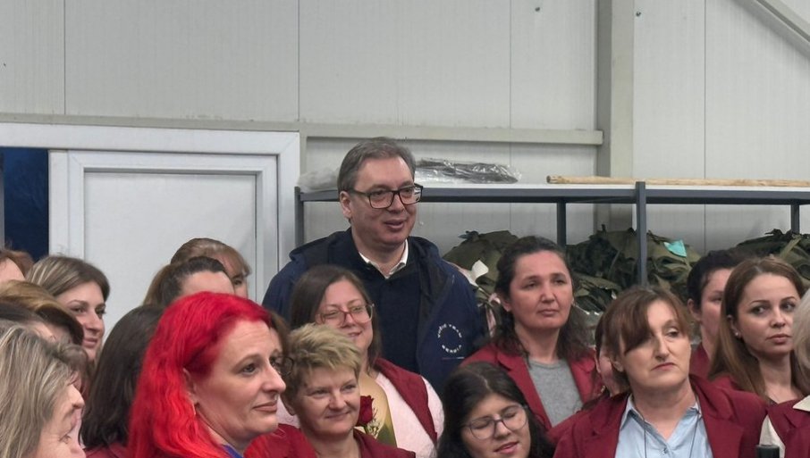 ВУЧИЋ У ПОСЕТИ БОРСКОМ ОКРУГУ: Председник обишао погон фабрике Јумко (ВИДЕО)