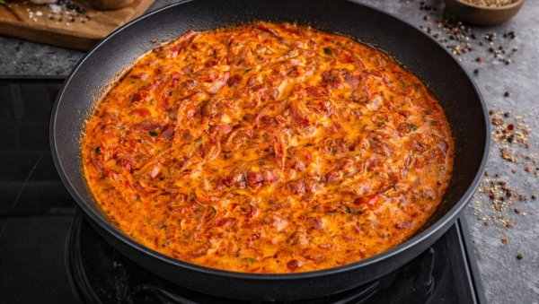 ПЕЧЕНА ППАРИКА СА КАЈМАКОМ: Укус праве домаће кухиње