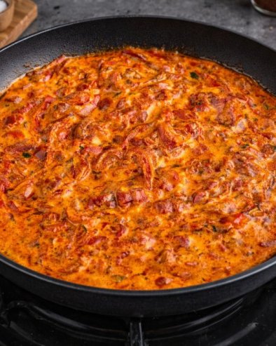 ПЕЧЕНА ППАРИКА СА КАЈМАКОМ: Укус праве домаће кухиње