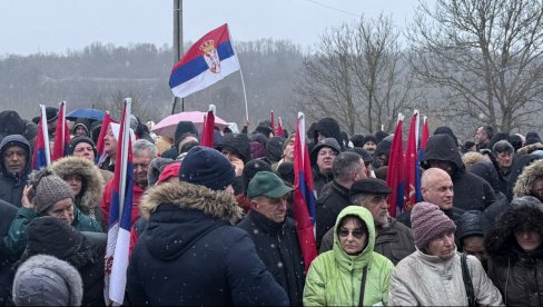 ВЕЛИКИ БРОЈ ГРАЂАНА ЧЕКА ВУЧИЋА У КЊАЖЕВЦУ: Председник наставља посету Борском и Зајечарском округу (ВИДЕО)