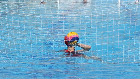 REAKCIJA O KOJOJ PRIČA SVET: Kada su vaterpolistkinje shvatile da su na njihov meč došli PRAVI navijači... (VIDEO)