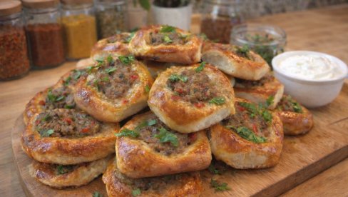 ПЕЦИВО СА МЛЕВЕНИМ МЕСОМ: Мекано тесто и сочан фил