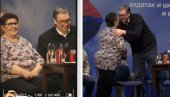 SINIŠA, DAJ STOLICU, DA SEDNE GOSPOĐA PORED MENE Prešla 500 kilometara samo da vidi Vučića i da se slika s njim (FOTO/VIDEO)