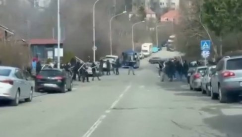 JEZIV SNIMAK TUČE NAVIJAČA PRED VEČITI DERBI! Delije i grobari u krvavom sukobu palicama (VIDEO)