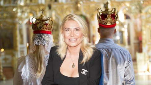 DEA ĐURĐEVIĆ OBJAVILA SLIKU SA TAJNOG VENČANJA: Prvi put pokazala supruga - Lazar je ljubi i drži za stomak (FOTO)