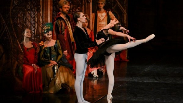 ПЛАНУЛЕ УЛАЗНИЦЕ ЗА ВЕЛИКУ СЦЕНУ : Балет „Лабудово језеро“ у Српском народном позоришту обележава јубилеј