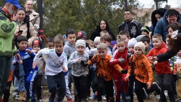 „БЕЛИ КРОС“ ОКУПИО ВИШЕ ОД 280 ТАКМИЧАРА: Градски парк у Вршцу без снега, али препун дечјих осмеха