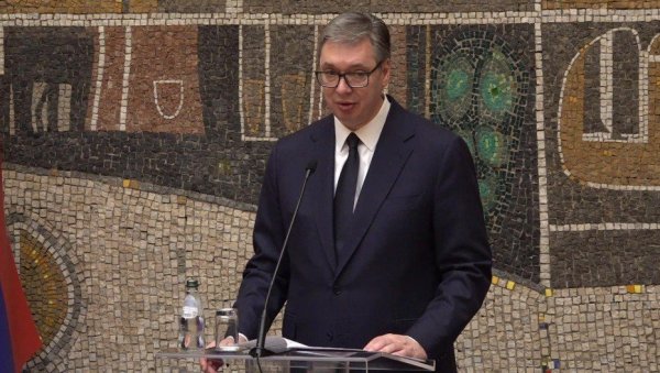 ПРОСЕЧНА ПЛАТА У ДЕЦЕМБРУ БИЛА ЈЕ ВЕЋА ОД 1.000 ЕВРА Вучић: Београд, Нови Сад, Бор су највиши по платама