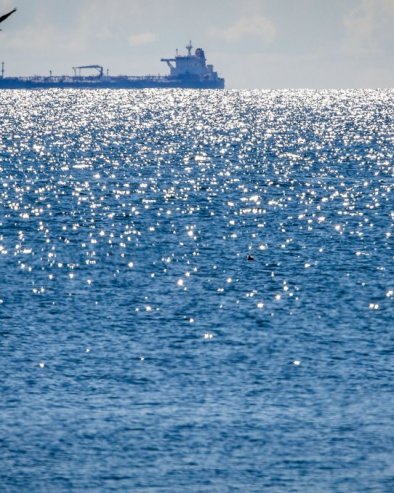 САЈТ MARINE TRAFIC: Грчки танкер са судијском нафтом прошао кроз Ормуски мореуз