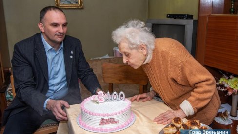 ЗЛАТИНКА ДО ЗЛАТНИХ СТО: Градоначелник Зрењанина посетио времешну суграђанку (ФОТО)