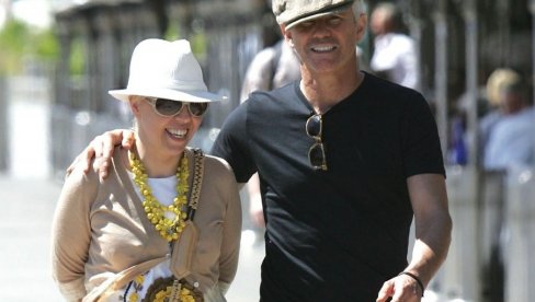 СЛАВНИ РЕДИТЕЉ ИМА БРАК КОЈИ ШОКИРА: Живе одвојеним животима, не спавају заједно, а упознали се док је он био наг у пешкиру са пријатељем