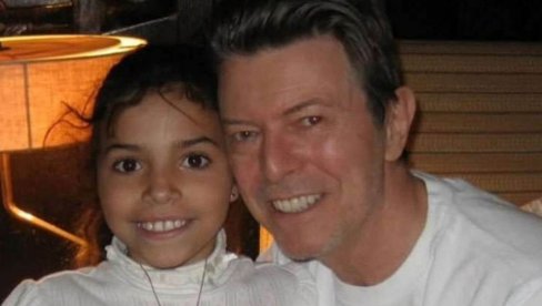 ЉУДИ СУ ОПЧИЊЕНИ ЊЕНОМ ЛЕПОТОМ, А НЕ ЗНАЈУ КРОЗ КАКАВ ЈЕ ПАКАО ПРОШЛА: Овако данас изгледа ћерка Дејвида Боувија и Иман