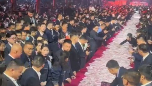 Direktor istresao MILIONE pred radnike i podelio: Znam da se mučite sa kreditima, uzmite koliko možete  (VIDEO)