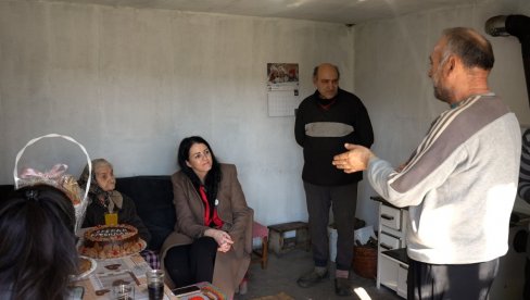 НА РОЂЕНДАНУ КОД БАКЕ СТАЈКЕ (92): Градоначелница Лознице Драгана Лукић обрадовала времешну суграђанку