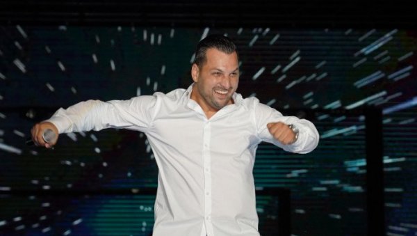 ПОЗНАТИ ПЕВАЧ ЧЕКА ШЕСТО ДЕТЕ: Од хита Црно мече још увек зарађује довољно да издржава породицу