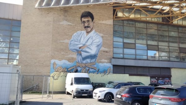ПО МЕРИ ЛЕГЕНДАРНОГ ЏУДИСТЕ: На фасади „Спенс“-а осликан велики мурал са ликом чувеног Славка Обадова