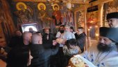ПРОТЕРУЈУ МОНАХЕ ДА ПРЕОТМУ И НАШЕ ЦРКВЕ: Куртијев закон о странцима погађа свештенство спц и инструмент је верског рата