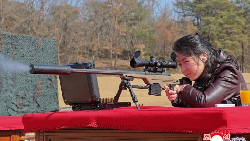 BUDUĆA LIDERKA SEVERNE KOREJE: Kimova ćerka pokazala zavidnu veštinu rukovanja oružjem - naslednica pucala iz snajpera (FOTO)