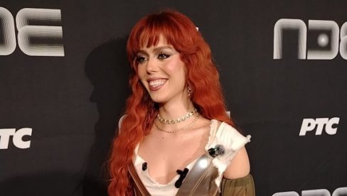 ZONA OTKRILA: Evo šta označavaju froncle na njenoj haljini