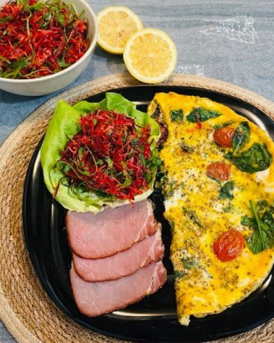 МИРИСНИ ОМЛЕТ СА ЧЕРИЈЕМ И СПАНАЋЕМ: Брзо, здраво и пуно укуса