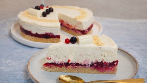 PISTAĆ ČIZ SA ŠUMSKIM VOĆEM: Savršen balans kremastog, voćnog i hrskavog