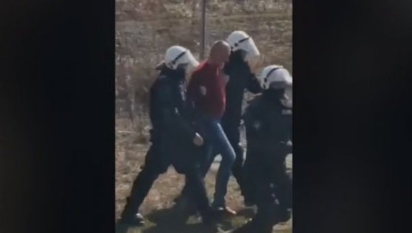 ДВА ПОЛИЦАЈЦА ПОВРЕЂЕНА! Кокановић ухапшен након дивљања трактором на граници и напада на службена лица