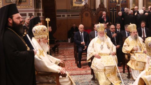 СВЕ ПРАВОСЛАВНЕ ОЧИ УПРТЕ У АТИНУ: Наш амбасадор уз грчку елиту, молитве за српски народ запалиле друштвене мреже! (ФОТО)