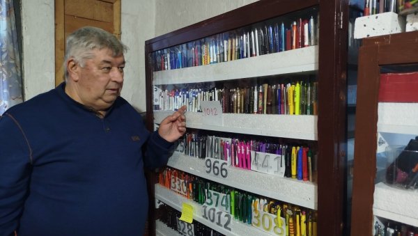 УЧА КОЛЕКЦИОНАР ДУПЛИРАО ЗБИРКУ: Параћинац Синиша Танић сакупио 14.500 хемијских оловака (ФОТО)