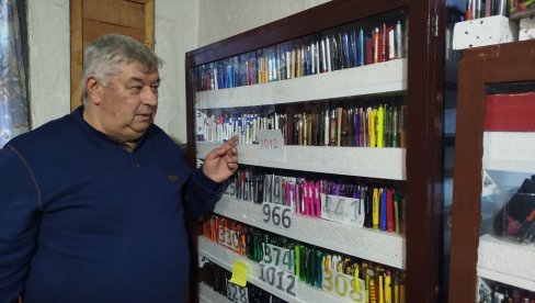 UČA KOLEKCIONAR DUPLIRAO ZBIRKU: Paraćinac Siniša Tanić sakupio 14.500 hemijskih olovaka (FOTO)