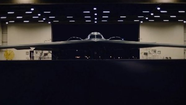 АМЕРИКАНЦИ ОБЈАВИЛИ ВИДЕО: Напали смо Иран невидљивим бомбардерима!